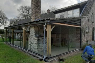 Glazen schuifwand Sunparadise VG 17 in houten veranda