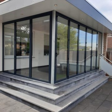 Op maat gemaakte glazen vouwwand van het merk Sunflex SF 45