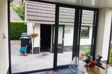 Open geschoven glazen schuifwand van Sunflex in Stiphout Helmond