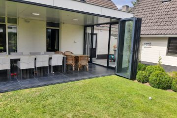 Open gevouwen glazen vouwwand van Sunflex in Stiphout Helmond 1