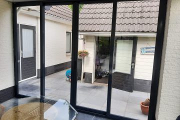 Binnen aanzicht glazen schuifpui van Sunflex in Stiphout Helmond