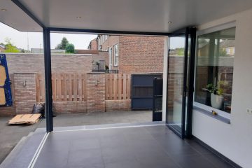 Binnen aanzicht van volledig open geschoven glazen vouwwand van het merk Sunflex