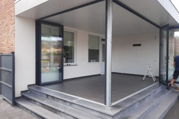 Volledig open geschoven glazen vouwwand van het merk Sunflex in Elsloo (Limburg)