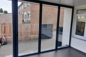 Binnen aanzicht glazen vouwwand van het merk Sunflex in Elsloo