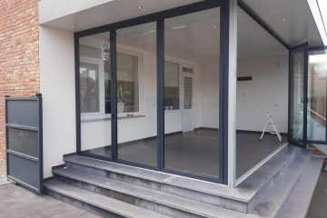 Deels open geschoven glazen vouwwand van Sunflex in Elsloo (Limburg)