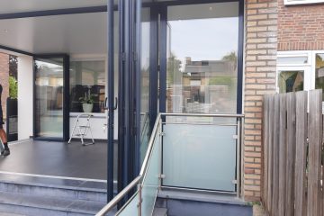 Open geschoven glazen vouwwand van Sunflex in Elsloo (Limburg)